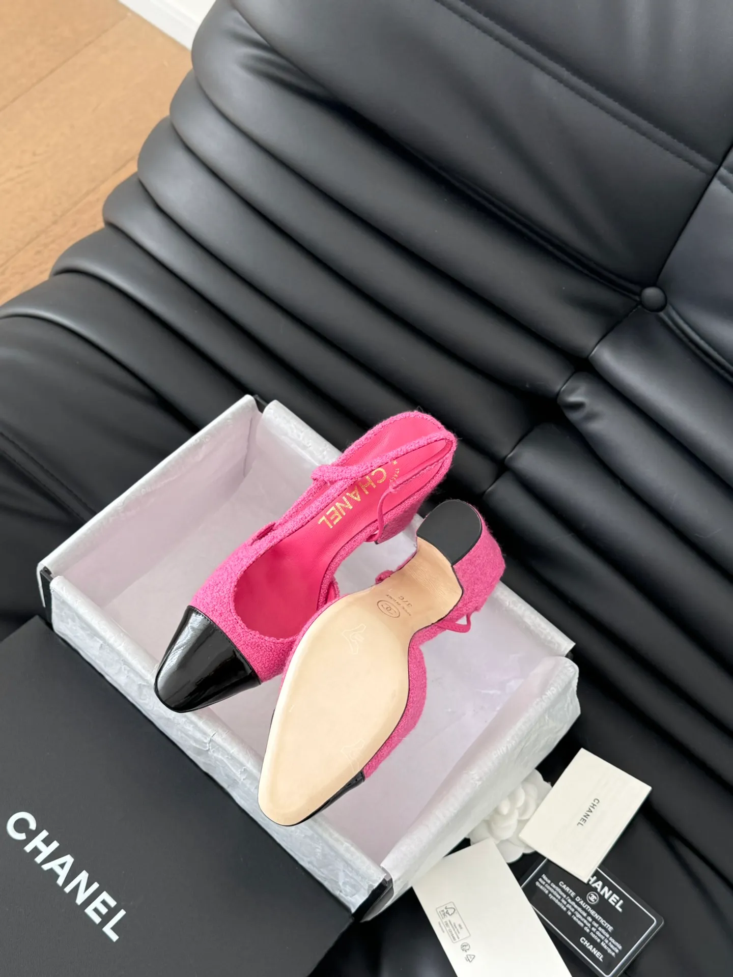 👟👟Ex-factory price 500👟👟 Purchasing-grade Chanel classic slingback sandals. We have been making this model for the past few years. This year we will re-purchase the version and make a detailed copy again. I found that the upper lines and body comfort of the new version have been slightly adjusted! The brand won't say anything because the overall appearance difference is not big and it doesn't affect wearing. All colors now produced are produced according to the latest styles! What you buy is the latest classic model from the counter, made of imported mixed sheepskin surface material, imported mixed sheepskin, and Italian imported cowhide leather soles! High heels 6.5cm Size:35-39 Other sizes can be customized